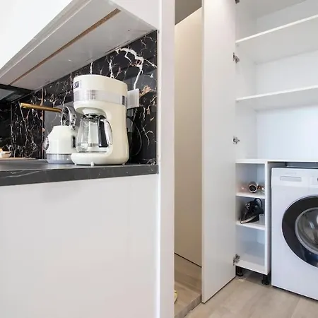 Elegant Near 7 Apartment
